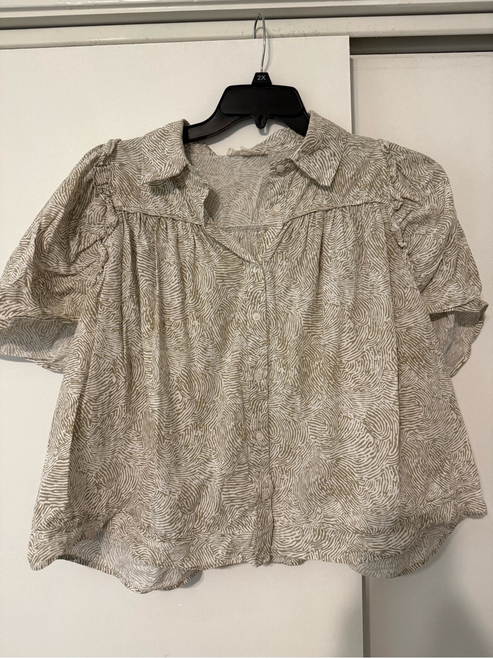 easel Taupe Printed Button-Front Short Puff Sleeve Blouse